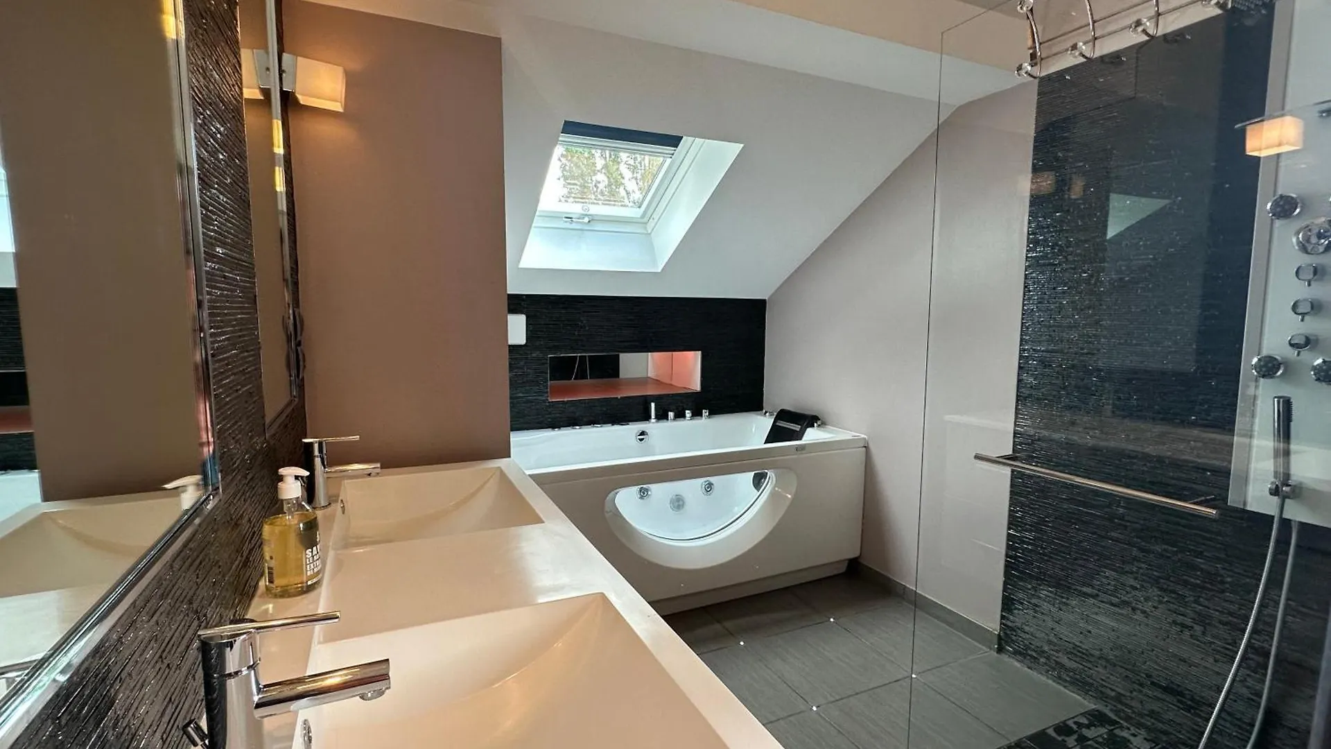 River Villa With Amazing View + Jacuzzi, Garden, Forest Access Vetraz-Monthoux 0*,